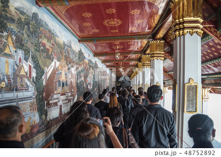 People to pay and respect to Thai King Bhumibol 48752892