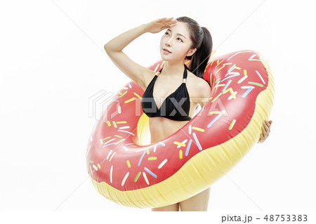 若い女性 夏 バカンス 48753383