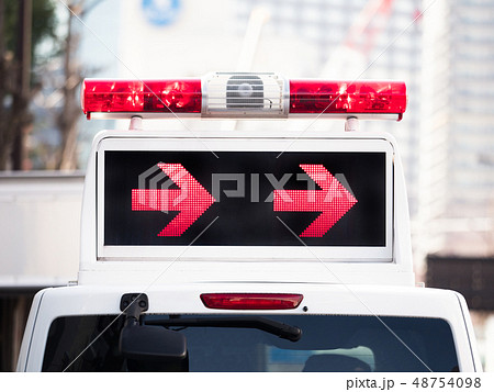 車線規制中の事故処理車 48754098