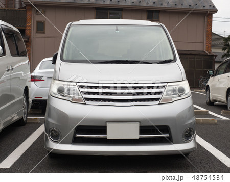 正面から見た乗用車 48754534