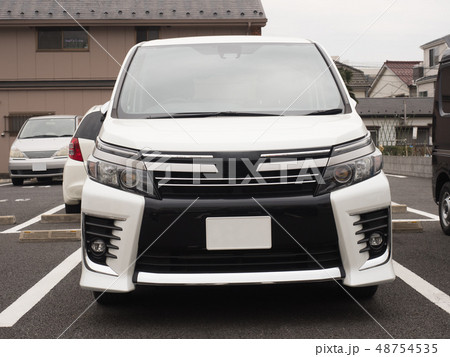 正面から見た乗用車 48754535