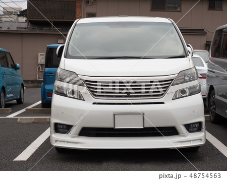 正面から見た乗用車 正面から見た乗用車 48754563