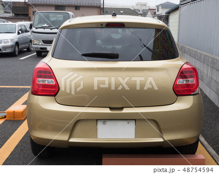 背面から見た乗用車 48754594
