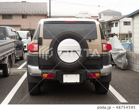 背面から見たSUV車 48754595