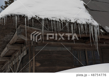豪雪地帯の農家 48754776