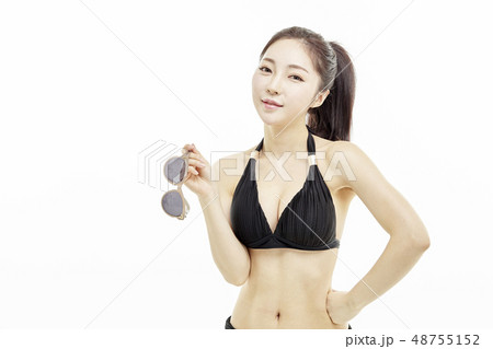 若い女性 バカンス 水着 48755152