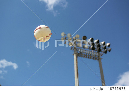 野球 照明塔 日中 ボール 48755973