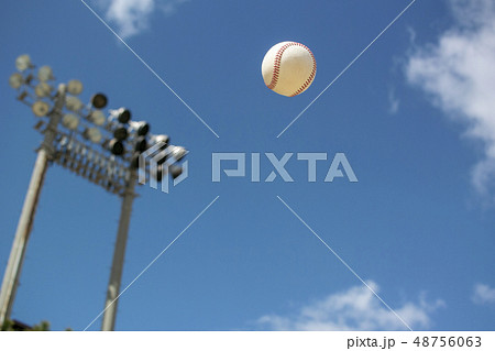 野球 照明 ボール 48756063