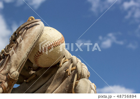 グローブに収まる古いボール グローブに収まる古いボール 48756894