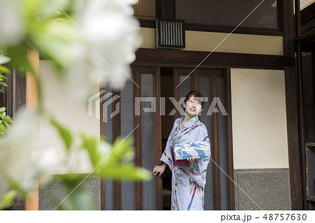 夏イメージ お中元 女性 浴衣姿 夏イメージ お中元 女性 浴衣姿 48757630