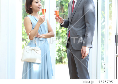 ドレスアップした男女 48757951