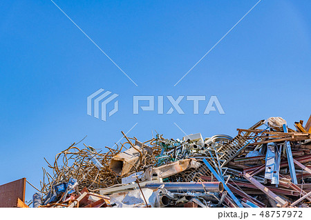 スクラップ　産業廃棄物　鉄くずの山 48757972