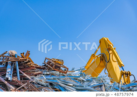 スクラップ　産業廃棄物　鉄くずの山 48757974