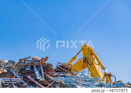 スクラップ　産業廃棄物　鉄くずの山 48757975