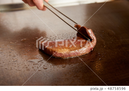 鉄板で焼かれる牛タン 48758596