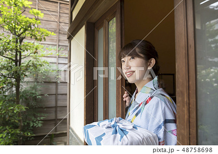 夏イメージ　お中元　女性　浴衣姿　玄関を出る 48758698