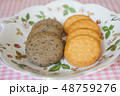 お皿に盛られた二種類のクッキー 48759276