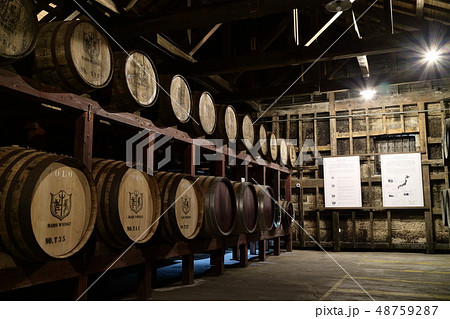 本坊酒造　マルス津貫蒸溜所　石蔵樽貯蔵庫内のウイスキー樽 48759287