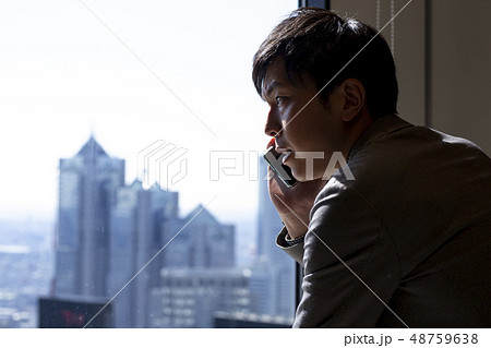 都心を見下ろすビジネスマン 48759638