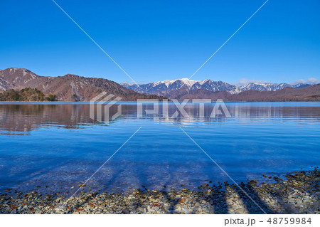 日光 中禅寺湖南岸から残雪の北西方面の山々(白根山等) 日光 中禅寺湖南岸から残雪の北西方面の山々(白根山等) 48759984