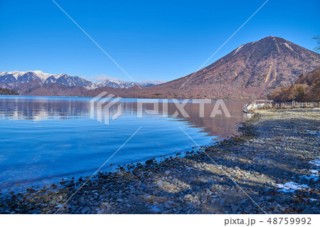 日光中禅寺湖南岸から残雪の北西方面の山々(男体山等) 日光中禅寺湖南岸から残雪の北西方面の山々(男体山等) 48759992