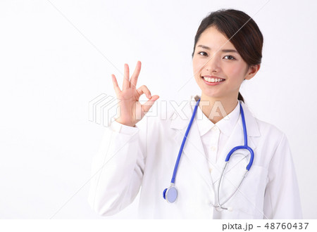 白衣を着た女性 白衣を着た女性 48760437