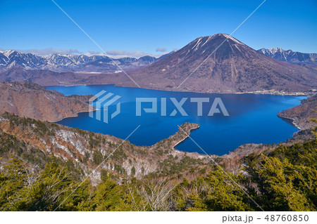 日光 半月山展望台から見た残雪の男体山と八丁出島、中禅寺湖 48760850