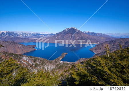 日光 半月山展望台から見た残雪の男体山と八丁出島、中禅寺湖 48760852