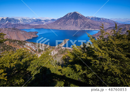 日光 半月山展望台から見た残雪の男体山と八丁出島、中禅寺湖 48760853