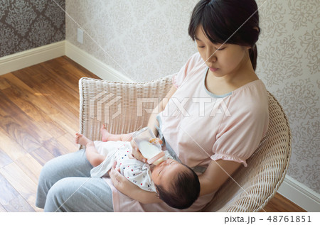 産後・生後２週間の母子 48761851