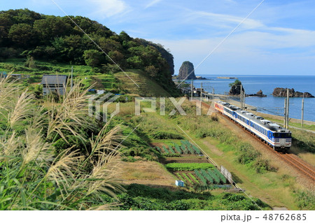 羽越線・秋の笹川流れを行くロ-カル列車 48762685