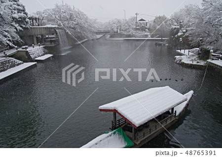 四季の広場の雪景色 48765391