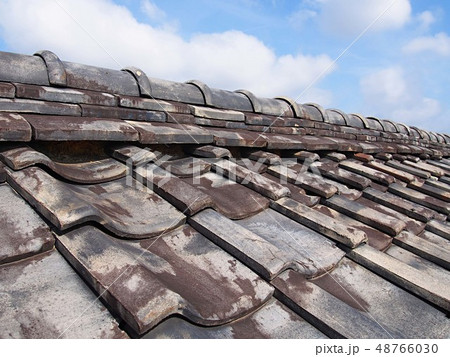 古い日本家屋の瓦屋根 古い日本家屋の瓦屋根 48766030