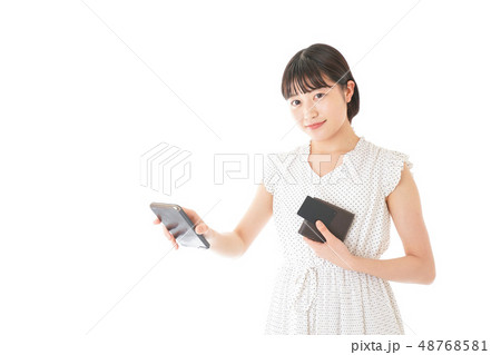 支払いをする若い女性 48768581