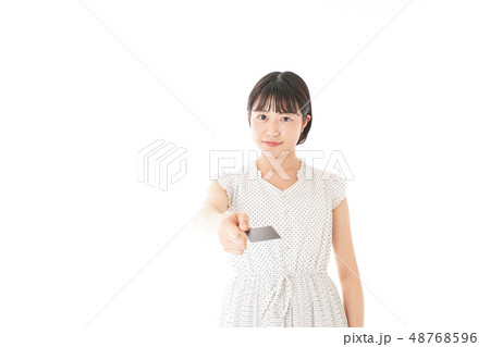 支払いをする若い女性 支払いをする若い女性 48768596