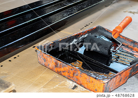 Rolling steel painted in the painted tray 48768628