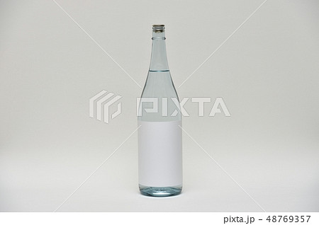 日本酒 透明の一升瓶 日本酒 透明の一升瓶 48769357