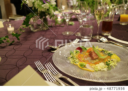 結婚式　食事　ディナー　パーティー 48771936
