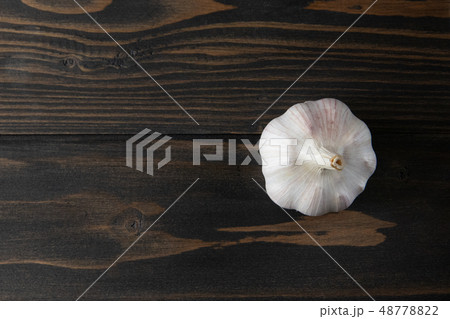 Garlic bulb on the wooden vintage background Garlic bulb on the wooden vintage background 48778822