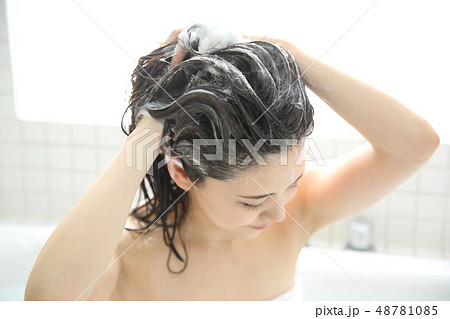 シャンプーする女性 48781085