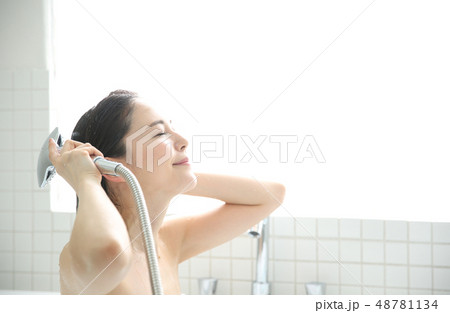 シャワーを浴びる女性 48781134