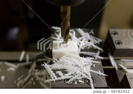 マシニングセンターで穴あけ作業 48782432