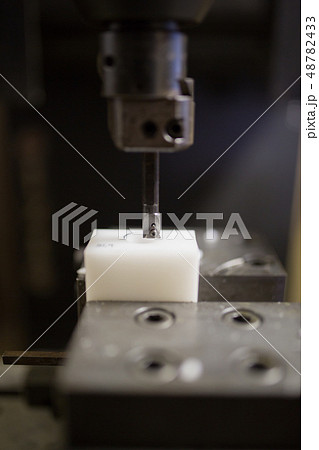 マシニングセンターで穴あけ作業 48782433