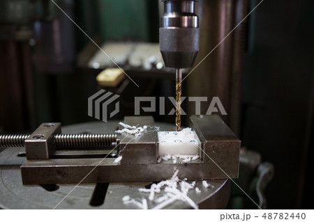 ボール盤で穴あけ作業 48782440