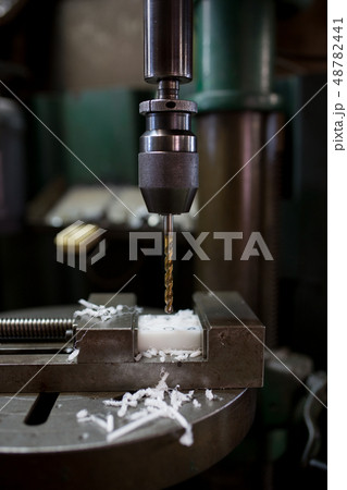 ボール盤で穴あけ作業 48782441