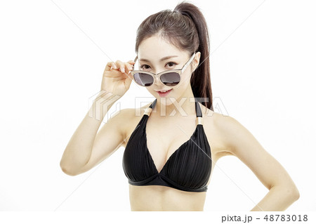 若い女性 バカンス 水着 48783018
