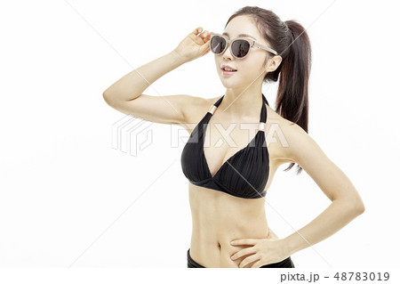 若い女性 バカンス 水着 48783019
