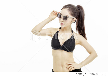 若い女性 バカンス 水着 48783020