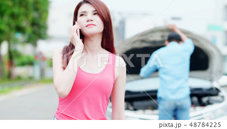 young couple call for road rescue 48784225