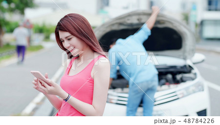 woman speak phone due to accident 48784226